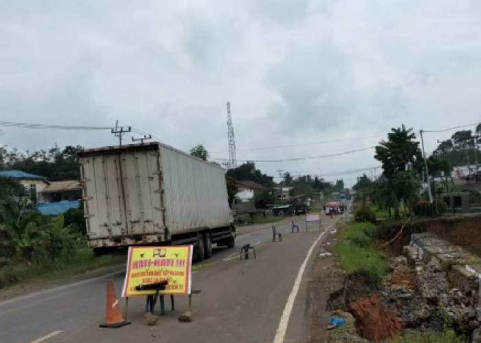 BPJN Jambi Lakukan Penanganan Bahu Jalan Nasional yang Jebol di Bungo Akibat Diterjang Banjir