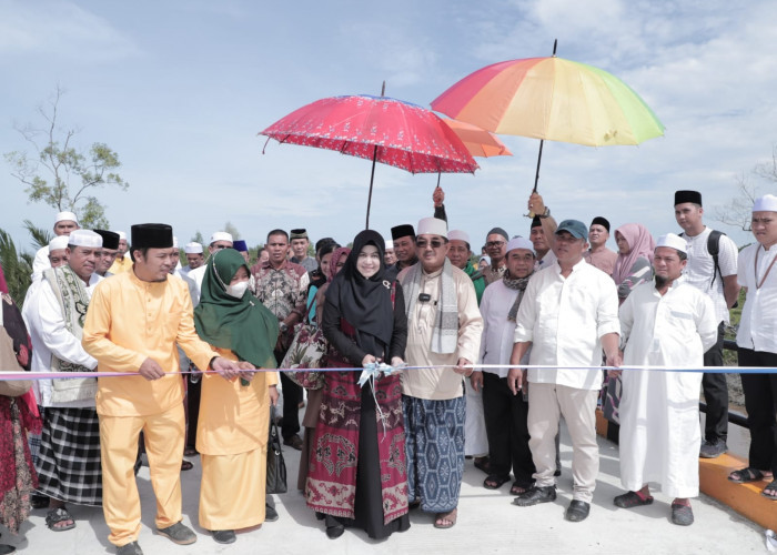 Bupati Anwar Sadat Resmikan Jembatan Parit Selamat Kecamatan Seberang Kota