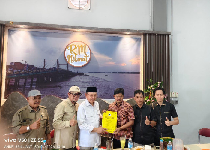 CE Serahkan SK Kepengurusan ke Ketua DPD II Tanjabbar Syufrayogi, Jadi Yang Perdana se-Jambi Pasca Musda