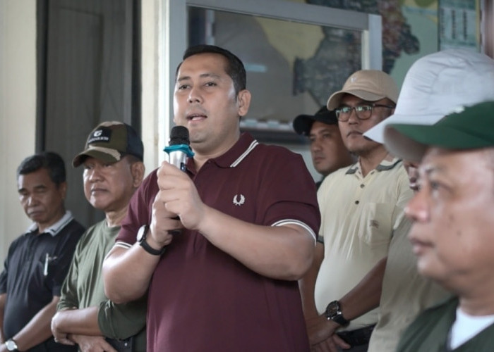 Pergoki Pejabat Buang Sampah Sembarangan dari Mobil Dinas