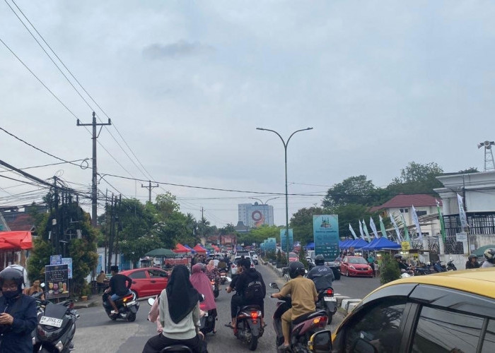 Warga Kota Jambi Berburu Takjil dan Pulang Kerja Picu Kepadatan, Arus Melambat di Pertengahan Sore