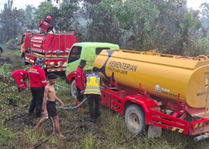 Kementerian PU Suplai Air untuk Pemadaman Karhutla 20 Hektare di Muaro Jambi