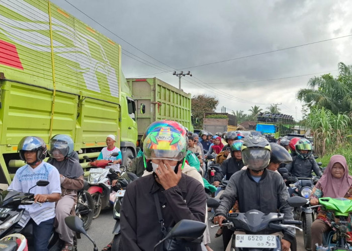 Arus Lalulintas di Kawasan Jembatan Aurduri Satu Macet Parah