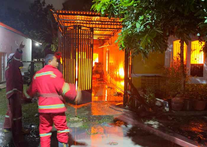 Satu Unit Rumah yang Dihuni 9 Orang di Pasir Putih Terbakar