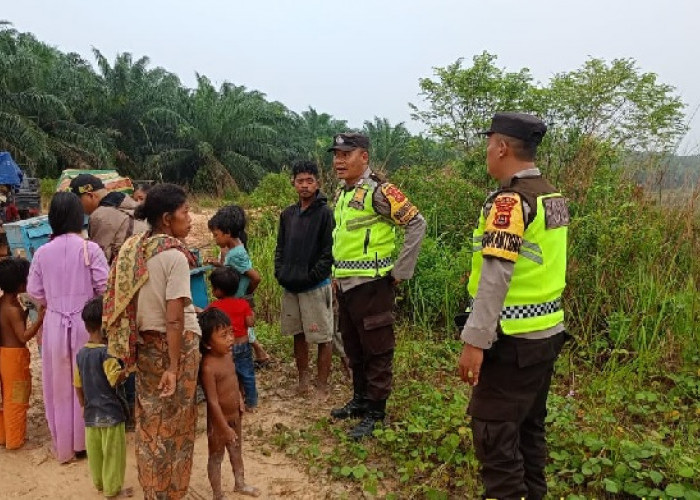 Sambil Menangis Histeris, Puluhan SAD Blokir Jalan dan Dirikan Tenda di CitraRaya City Mendalo