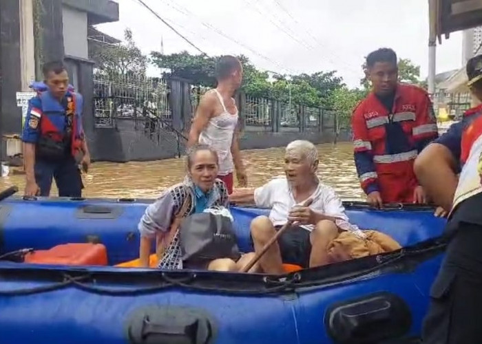 Terjebak Genangan Banjir, Belasan Warga Kota Jambi Terpaksa di Evakuasi Tim Penyelamat