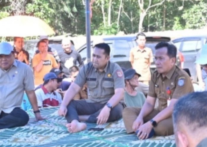 Gelar Rapat Terbuka di Bawah Tenda, Bupati M Syukur Libatkan Masyarakat Persiapkan MTQ ke-52