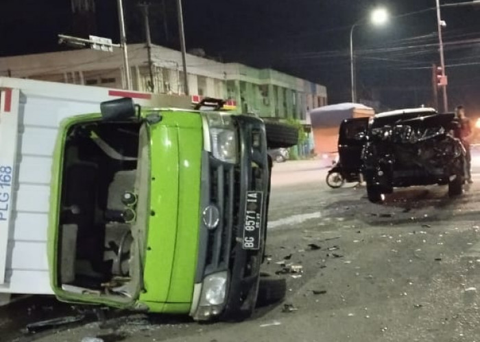  Mobil Hilux Dikendarai Pegawai Honorer DPUPR Provinsi Jambi Laka Lantas di Simpang Paal X