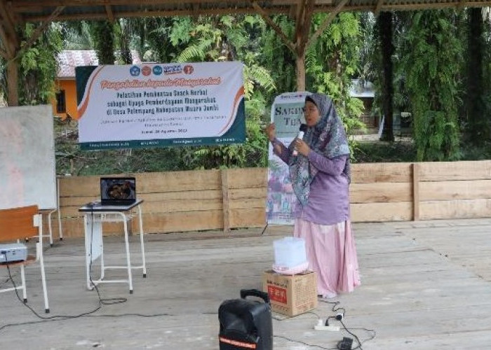 Farmasi Unja Gelar Pelatihan Pembuatan Snack Herbal pada Masyarakat SAD Desa Pelempang