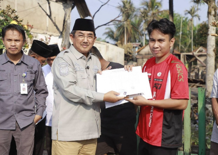 Bupati Anwar Sadat Serahkan Bantuan Musibah dan Ingatkan Waspada Kelistrikan di Musim Kemarau