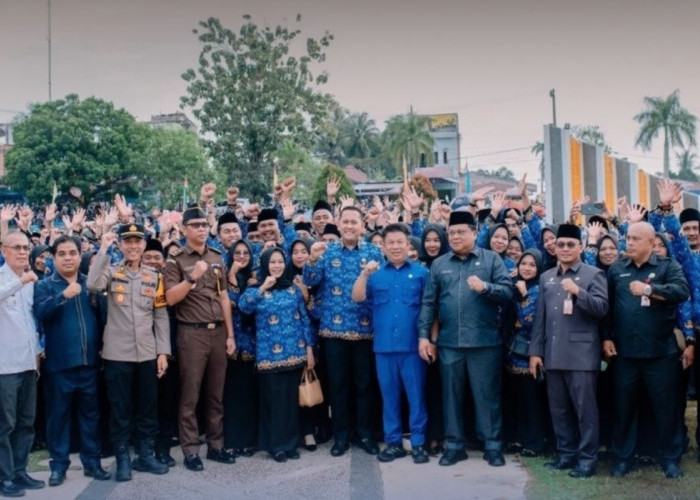 Lantik 3.478 PPPK Paruh Waktu, Bupati M. Syukur: Jangan Permalukan Negeri Ini!