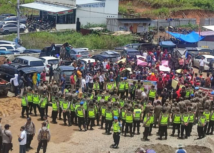 Minta Kades Dipecat, Ratusan Warga Muara Emat Demo Kantor Bupati