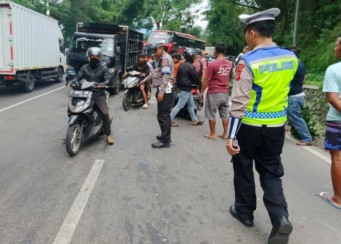 Polisi Evakuasi Korban Kecelakaan Beruntun di Tutugan Leles