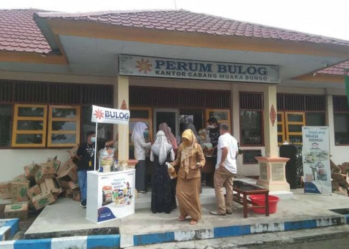 Bulog Bungo Salurkan Bantuan Pangan Kepada Ribuan Keluarga