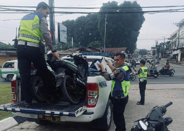 5 Pengendara Sepeda Motor Ditilang di Simpang JBC