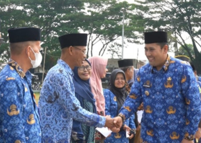 Peringati HUT Korpri, Bupati M. Syukur Serahkan Bantuan Tali Asih dan Uang Duka