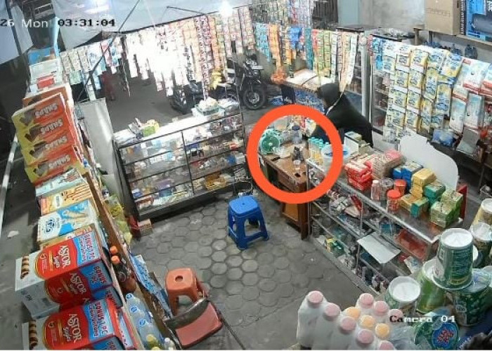 Terekam CCTV, Pemuda Gasak Ponsel di Toko Kelontong 24 Jam di Jambi Timur