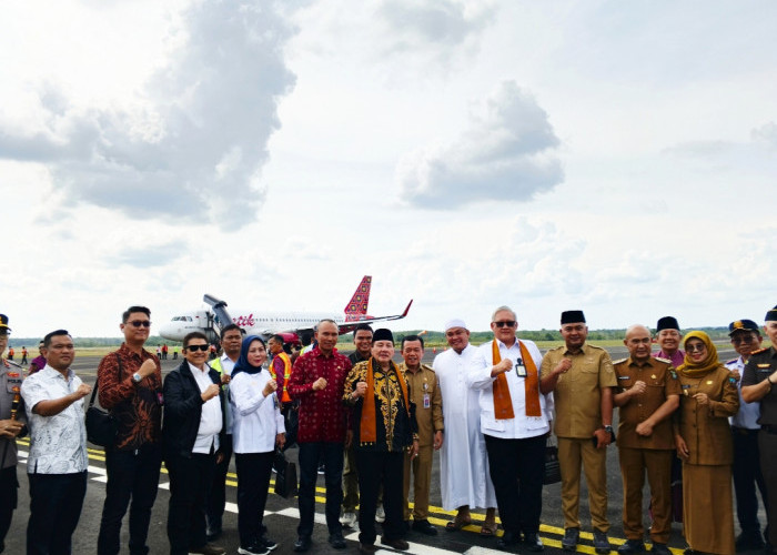 Gubernur dan Sejumlah Kepala Daerah Sambut Landing Perdana Pesawat Batik Air di Bandara Bungo