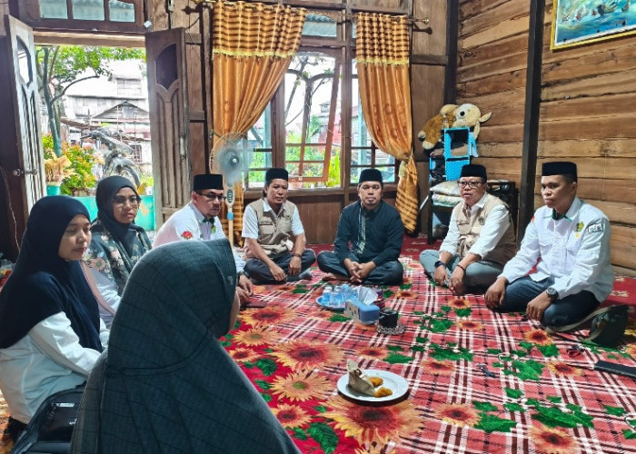 Tempuh 45 KM, Kemenhaj Tanjabtim Takziah ke Rumah Duka Jemaah Haji di Mendahara