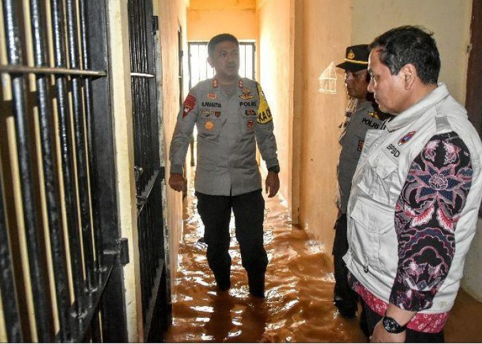 Terendam Banjir, Pelayanan Polsek Limun Dipindahkan