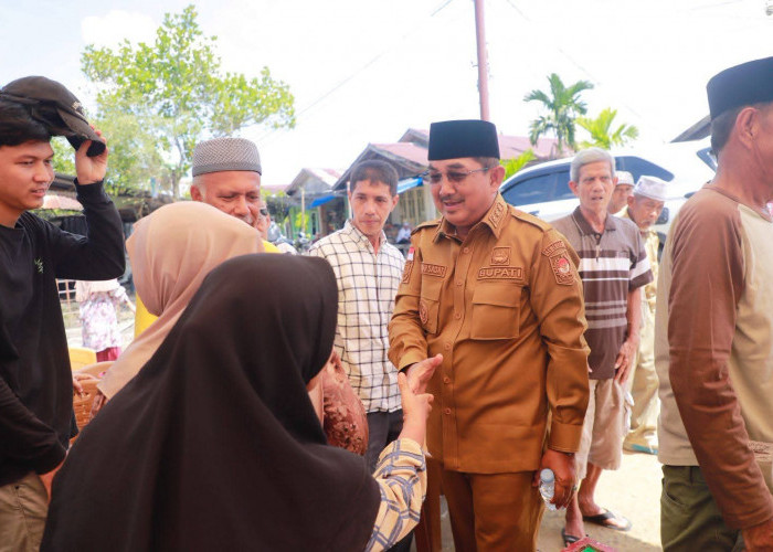 Bupati Anwar Sadat Kembali Serahkan Bantuan Kebakaran Teluk Nilau