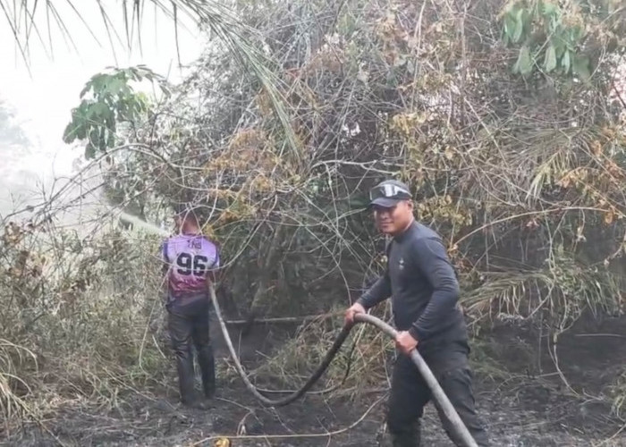 RPK PT Kaswari Unggul Bantu Padamkan Kebakaran Lahan Warga di Dendang