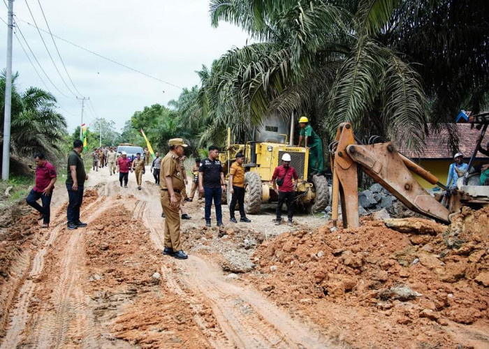 Pj Bupati Tebo Apresiasi PT SKU yang Perbaiki Jalan Desa Sepanjang 12 Km  