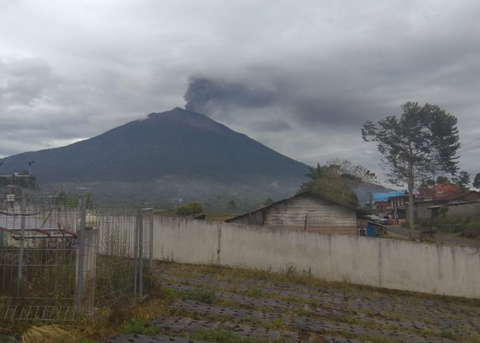 Gunung Kerinci Erupsi Lagi, Semburan Abu Vulkanik Hingga 900 Meter