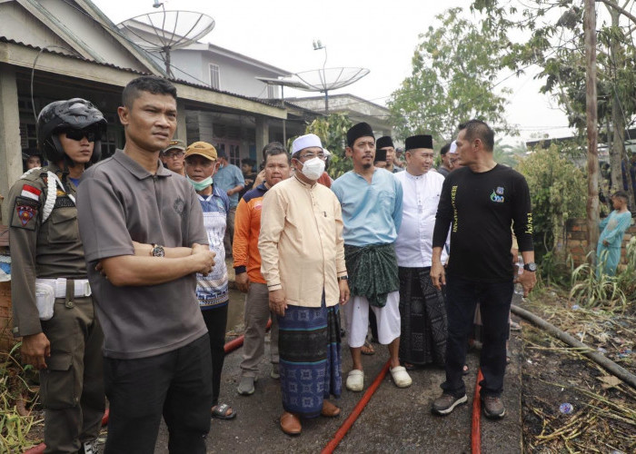 Bupati Tanjab Barat Pimpin Penanganan Kebakaran di Tungkal Ilir Usai Shalat Jumat