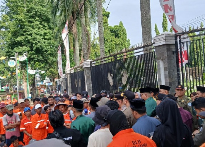Petugas Kebersihan Kota Jambi Demo Tuntut Gaji Setara UMP, Wali Kota Siapkan Skema Baru
