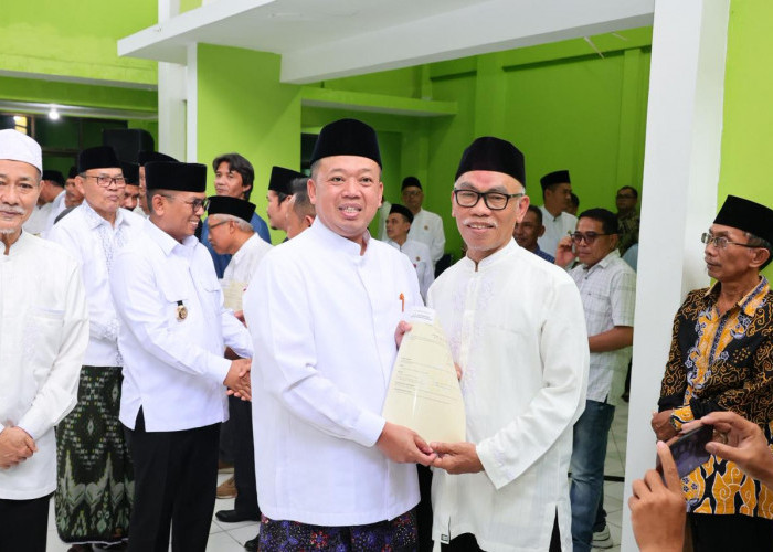 Serahkan 13 Sertipikat di Banten, Menteri ATR/Kepala BPN Ajak Organisasi Keagamaan “Keroyok” Percepatan