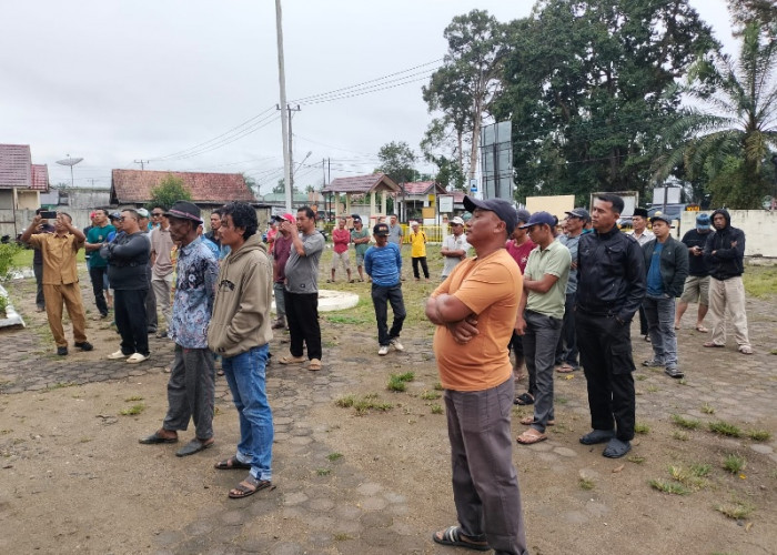 Panas! Warga Sungai Bengkal Kepung Kantor Camat, Tolak Klaim Wilayah Teluk Rendah Pasar