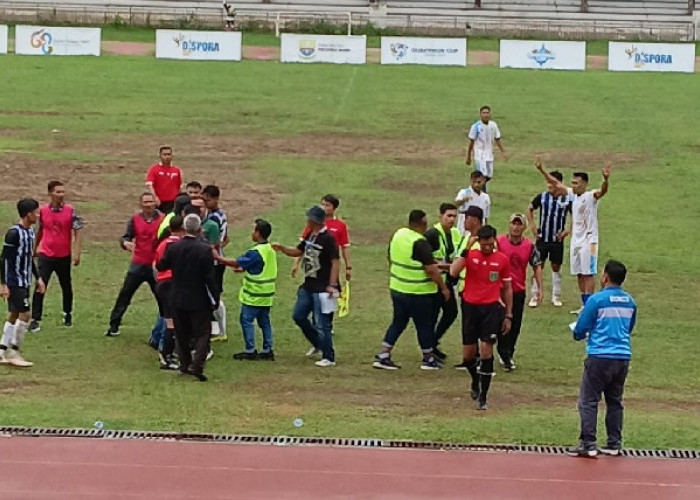 Ricuh Gara-Gara Wasit Blunder Keluarkan Kartu Merah, Laga Kota Jambi Vs Bungo Sempat Terhenti