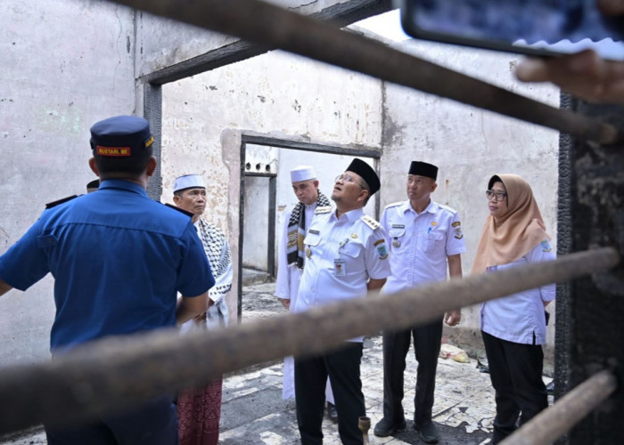 Salurkan Bantuan Korban Kebakaran, Wali Kota Maulana Ingatkan Warga Waspada Cuaca Ekstrem