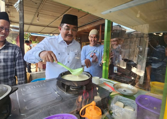 Bupati Anwar Sadat Serahkan Bantuan Gerobak UMKM Program Tanjab Barat Sejahtera