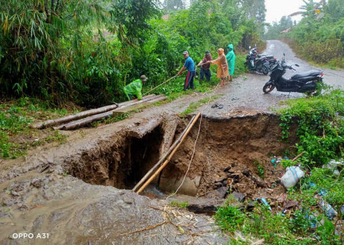 Jembatan Penghubung Empat Desa di Tanjung Pauh Kerinci Putus Diterjang Banjir Bandang