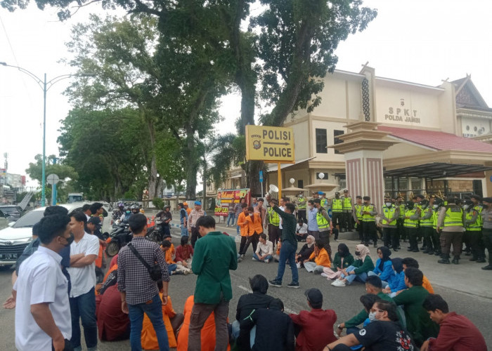 Puluhan Mahasiswa Desak Polda Jambi Segera Tetapkan Oknum Dosen yang Aniaya Artur Widodo Menjadi Tersangka 