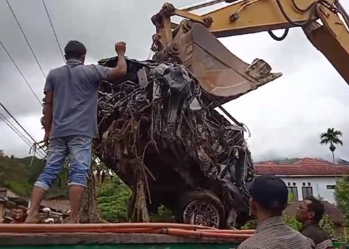 Tembok Penahan Jebol, Air Sungai Meluap Kerumah Warga, Dua Mobil Warga Terseret Arus