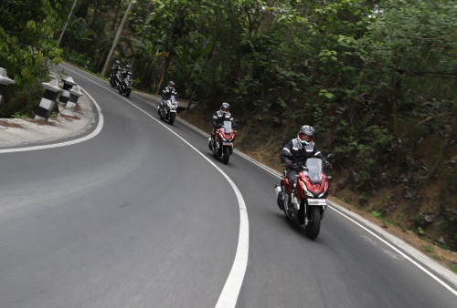 Begini Cara Naik Motor Matik di Tanjakan & Turunan  