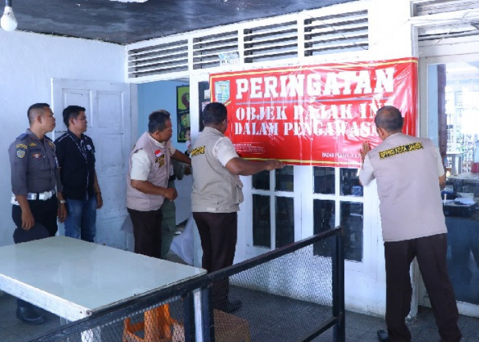 Pemkot Jambi Turunkan Tim Tagih Pajak, Sejumlah Tempat Usaha Penunggak Pajak Dipasang Stiker Peringatan