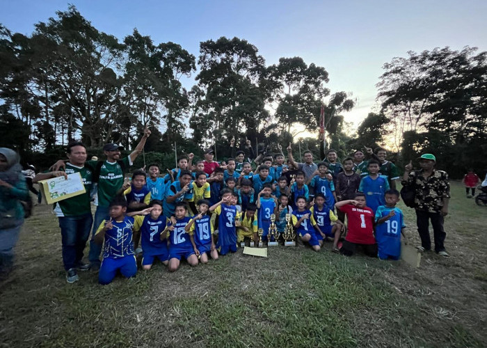 Kado Manis Akhir Tahun, SSB Tunas Bangsa U-10 dan U-12 Juara 1 Turnamen Lubuk Ruso