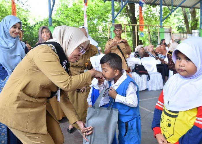 Bahagianya Pelajar PAUD Kota Jambi, Terima Buku Gambar dan Krayon dari Sri Purwaningsih