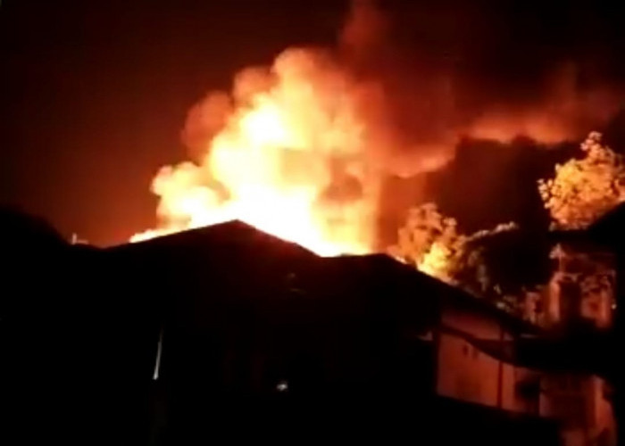 BREAKING NEWS: Kebakaran di Kerinci, Dua Rumah Dikabarkan Ludes