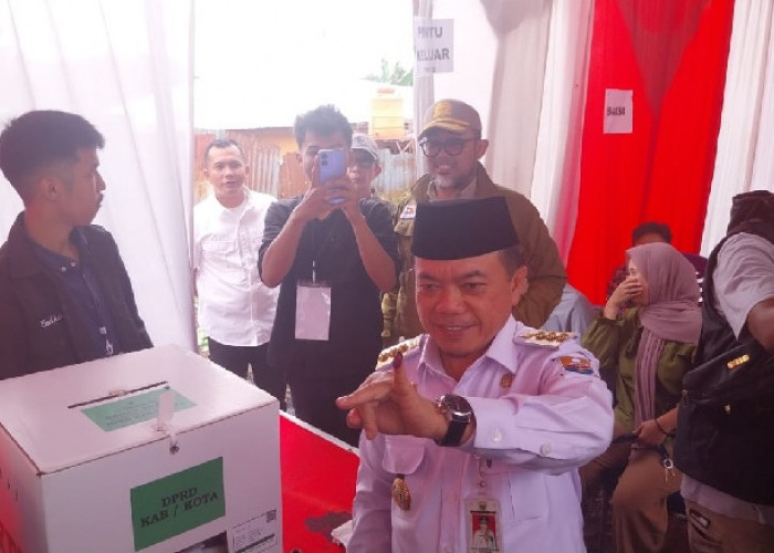 Gubernur Al Haris Salurkan Hak Pilihnya di TPS 32 Alam Barajo, Coblos Siang Hari dengan Status DPK