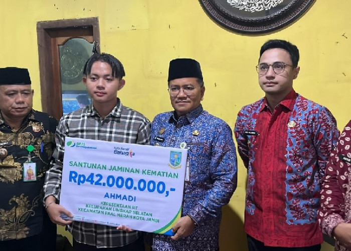 Ahli Waris Ketua RT Terima Santunan JKM BPJS Ketenagakerjaan