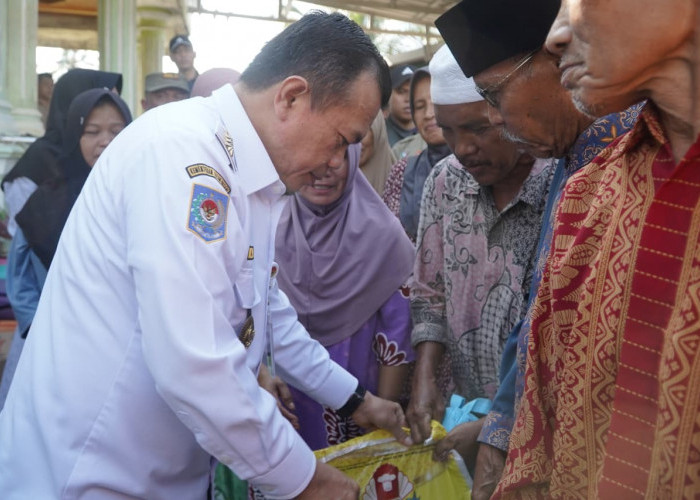 Gubernur Al Haris Tinjau dan Berikan Bantuan Korban Terdampak Banjir Kabupaten Sarolangun 