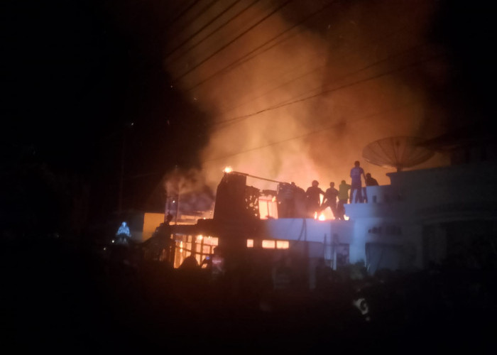 BREAKING NEWS: Rumah Orang Tua Asraf di Sebukar Dilalap Api, Warga Berjibaku Padamkan Kebakaran