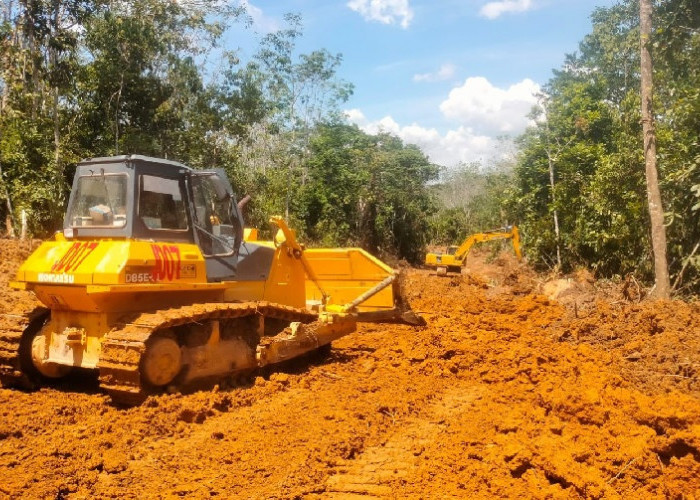 Bantu Tingkatkan Kesejahteraan Masyarakat, TMMD ke 127 Kodim 0415/Jambi Bangun Jalan Penghubung Desa 