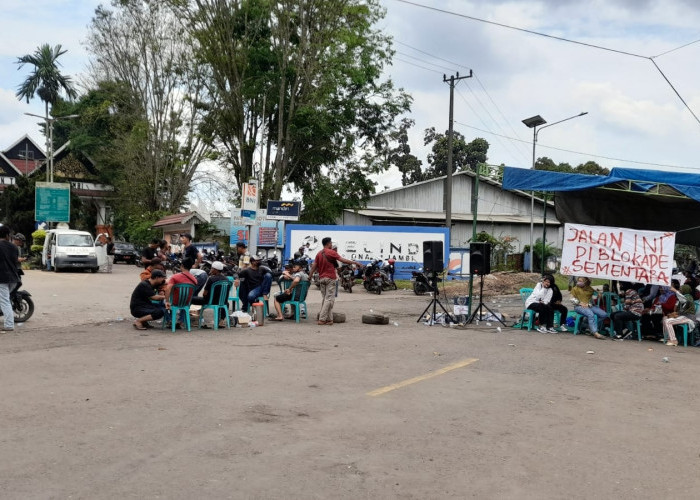 Sempat Memanas, Warga Talang Duku Masih Blokir Jalan ke Pelabuhan