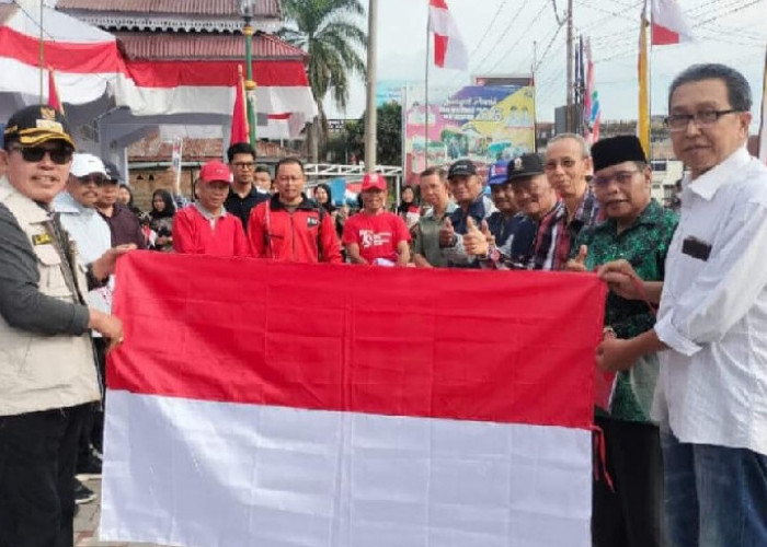 Sambut HUT RI, Wako Ahmadi Bagikan Ribuan Bendera Merah Putih